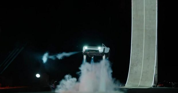 Маск показав літаючий спорткар із прискорювачами SpaceX (відео)