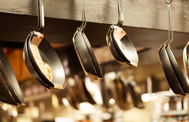 Ці два продукти з кухні можуть врятувати іржаву пательню