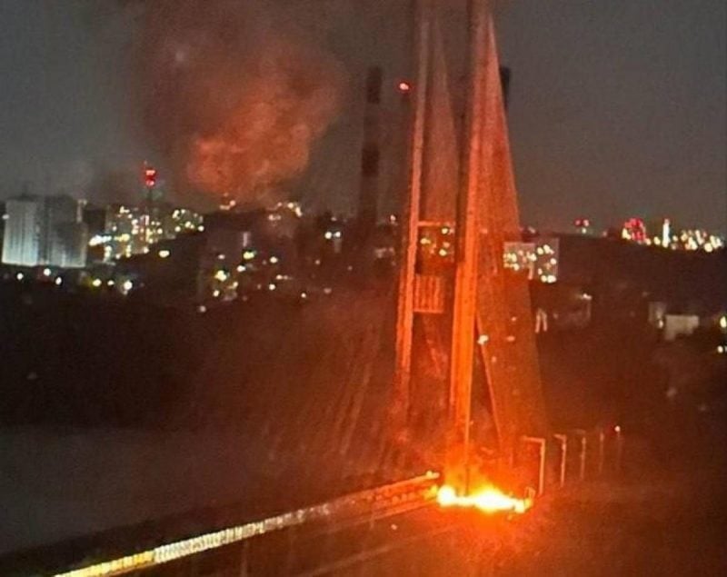Россия третий раз ударила по Южному мосту в Киеве: повреждена опора